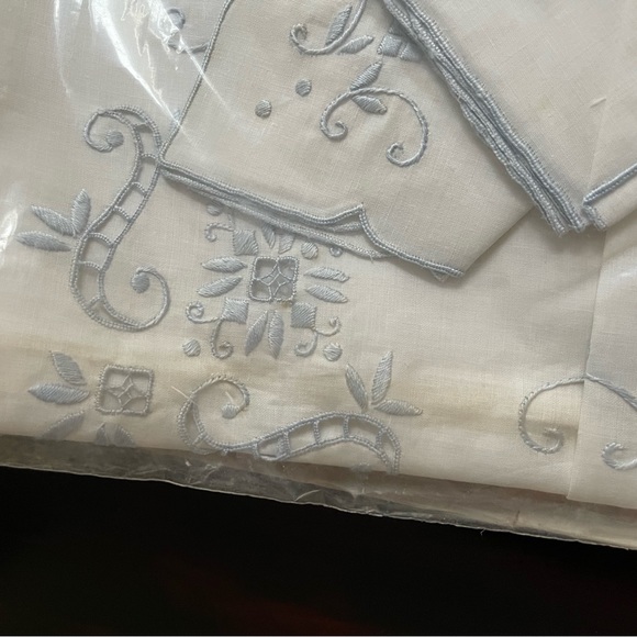 Vintage Cotton Embroidered Teacloth & 4 Napkins - Picture 4 of 6
